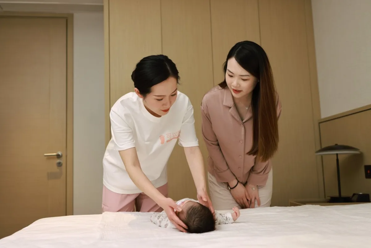 Doula on Cooings caring for a newborn with mother